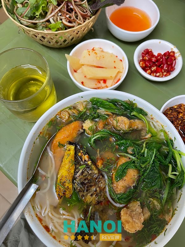 Không gian Hải Sản Vân Oanh gần hồ Trúc Bạch